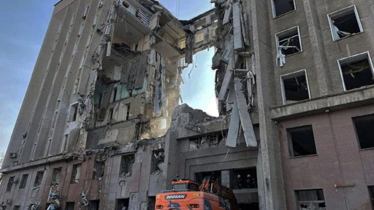 The Russian army shells the city of Luhansk, dozens of buildings on fire