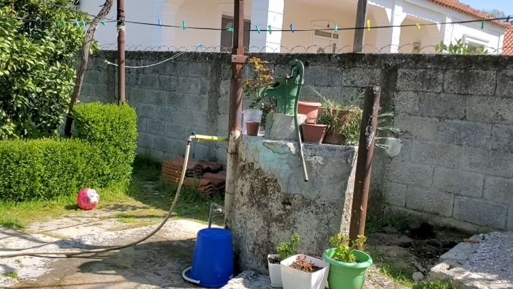 Water comes out with oil / In Zharrëz of Patos, residents no longer use the water supply