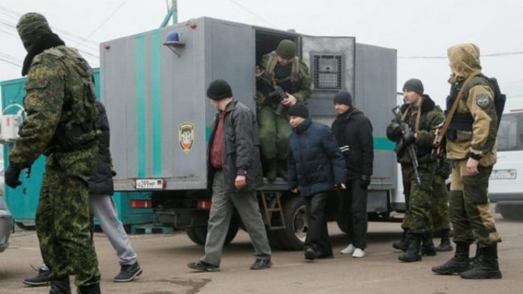 Ukrainian soldiers exchange with Russian prisoners in Kherson, the exact number held by both sides is not yet known