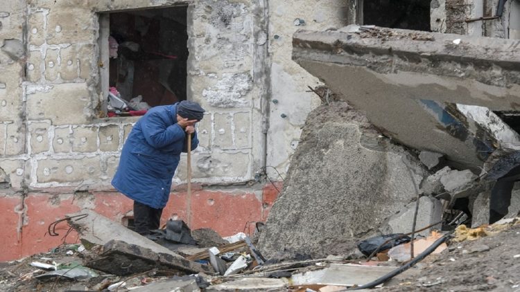 Woman searches crying amid ruins of her relatives / Shocking reality in Ukraine through photos