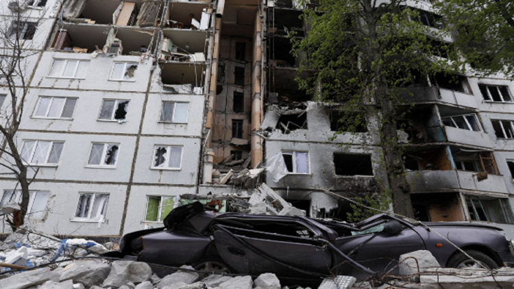 The attacks continue in the city of Kharkiv, overlooking the destroyed buildings