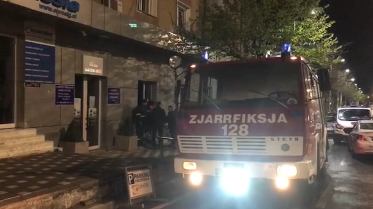 Fire in Lezha / The office of a notary public catches fire, some vehicles also burn