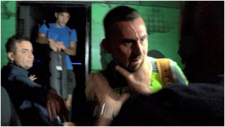 The team falls one category below, the fan grabs by the throat and tries to hit the captain