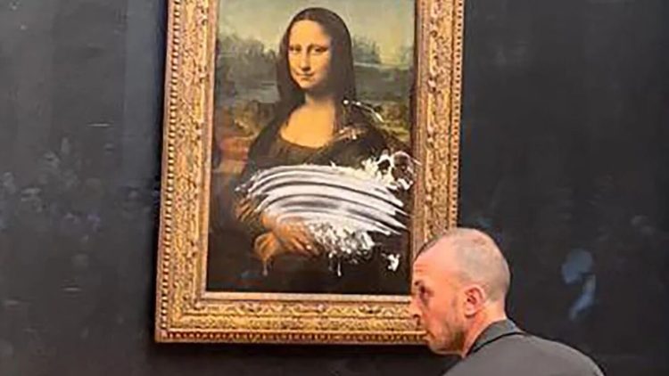 Among the cops, he shoots the Mona Lisa with a cake: The young man, disguised as a woman in a wheelchair!
