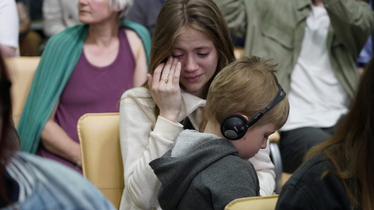 Her boyfriend died in Mariupol but the 21-year-old continues to write messages, the sad story of the Ukrainian woman who survived the Russian attacks