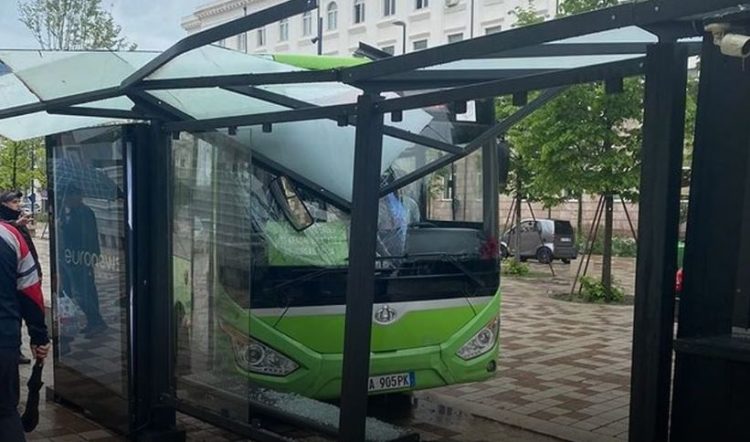 Another accident with urbanites in Tirana / The bus collides with the station’s location