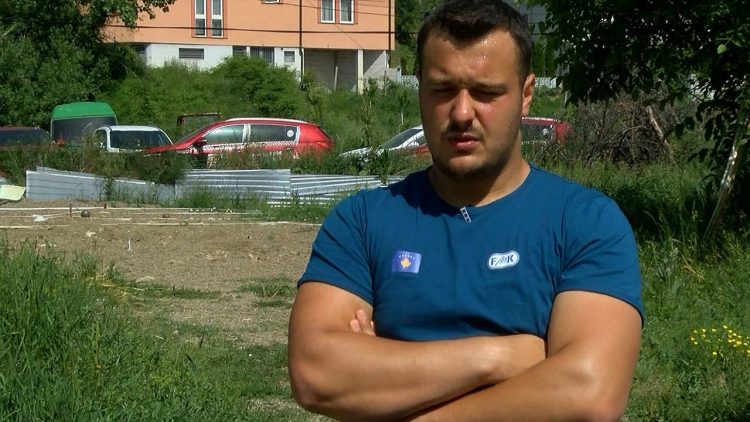 Olympic Games / Kosovar athlete world champion, trains for throwing the ball