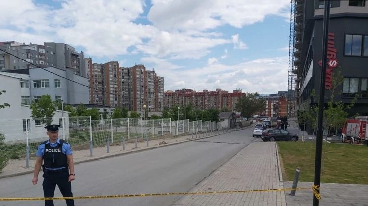 Another bomb alert in a school in Pristina, police surround the building
