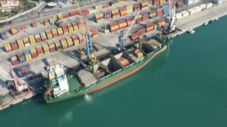 Freight transport falls / Instat: But flights and passengers increased in April