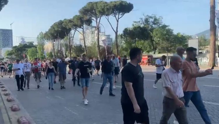 He could not miss the final, the fan goes on crutches to “Air Albania”