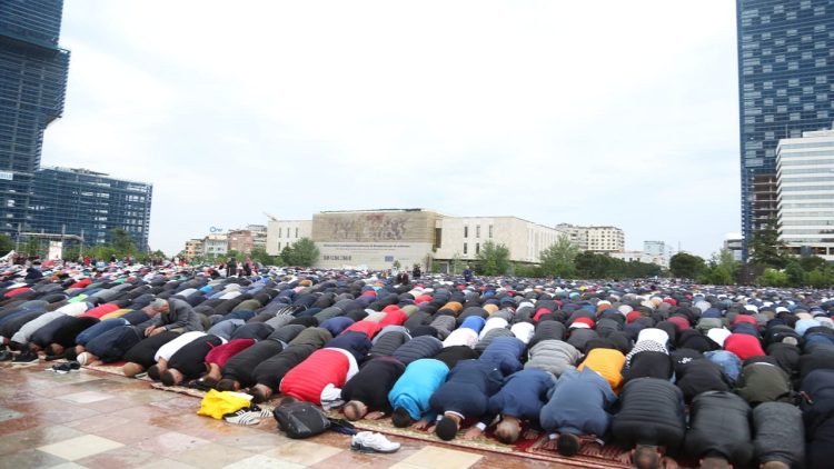 Photos / Squares are filled with thousands of Muslim believers, Fiter Bajrami is celebrated today
