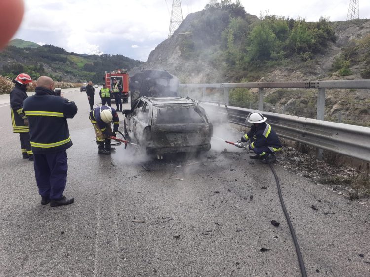 Photo / The car is engulfed in flames on the Tirana-Elbasan axis, no one was injured