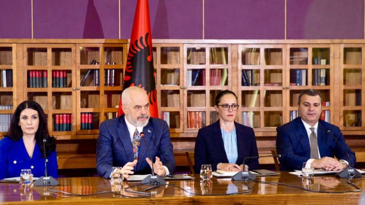 Rama criticizes Banks.  Prime Minister: Citizens lined up in queues.  They are back with online services