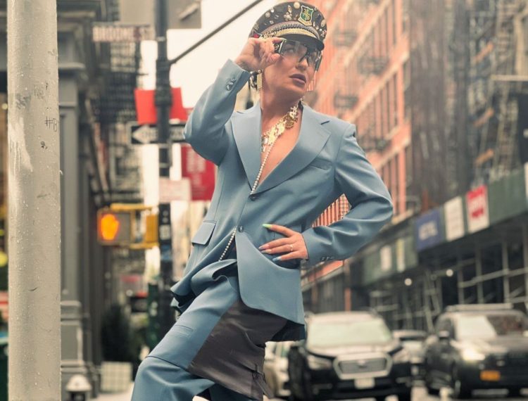 Elton Ilirjani successfully passes the difficult test with the “Chic & Twist” dress of the colored stylist from New York!