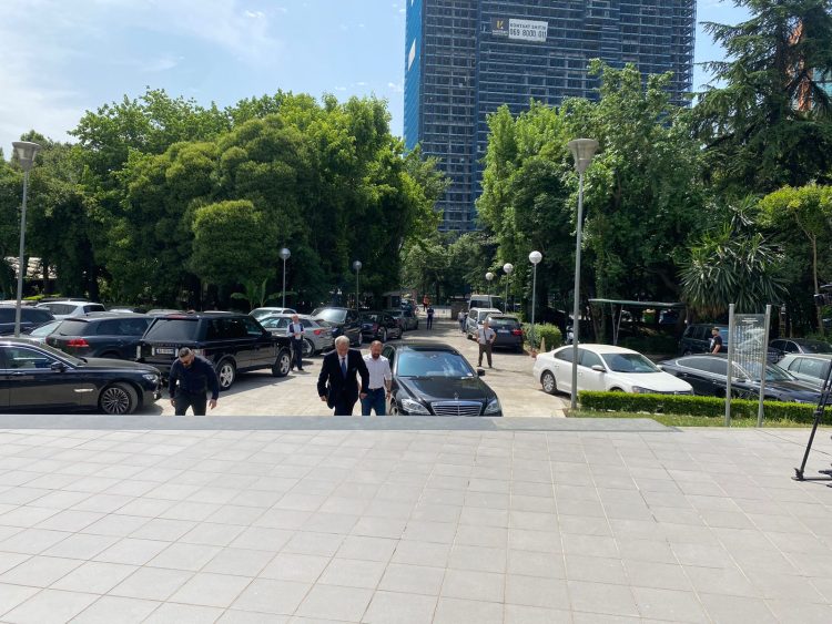 Photos / By Jozefina Topalli, Rudina Hajdari and Arber Malltezi! Democrats arrive at DP headquarters for National Council meeting