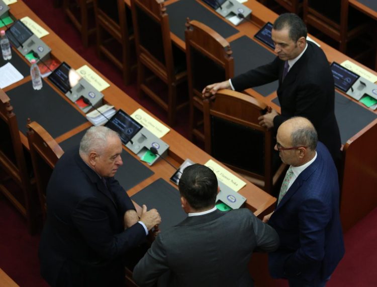 ‘New alliances’ in the Assembly, Balla talks to Shehu, joins Koçi / What was not seen in the session
