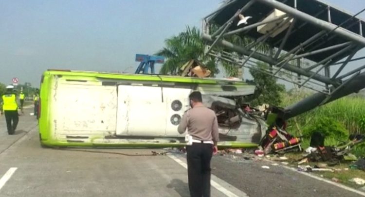 Crash-hit bus leaves 14 dead, 19 injured in Indonesia (photos)