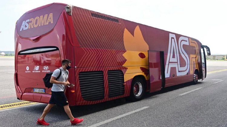 Rome arrives in Tirana, the yellow-red bus is accompanied by strict security measures