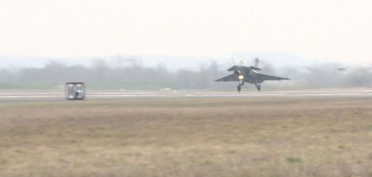 Two French fighter jets crash into the air, moments of horror!
