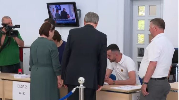 Competing with Ibsen Elez, former Prime Minister Sali Berisha votes at the PD headquarters