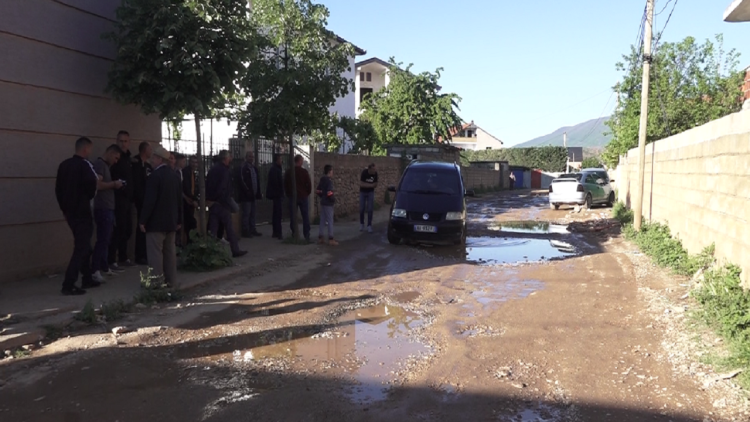 Amid the mud and potholes, the residents of the New Neighborhood in Kukës protest