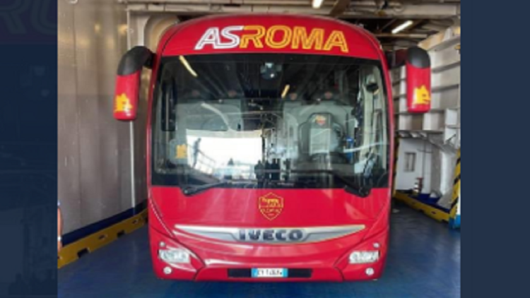 Two days before the grand final / The official bus of the Rome team arrives in the port of Durrës