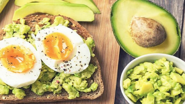 What a woman should eat for breakfast