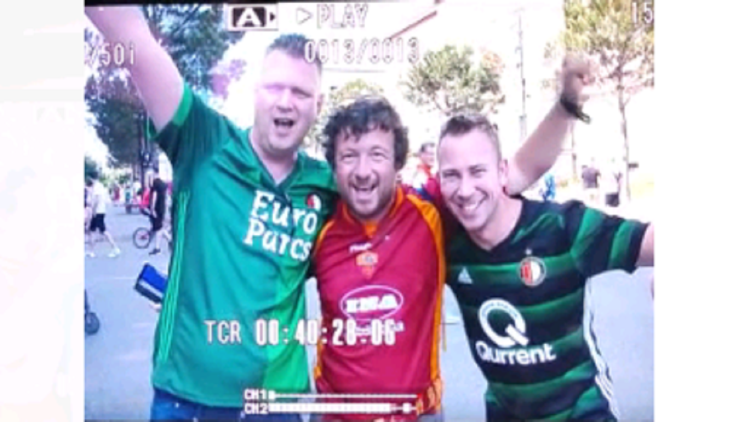 Photo / After last night’s riots, Roma and Feyenoord fans make peace! They pose together