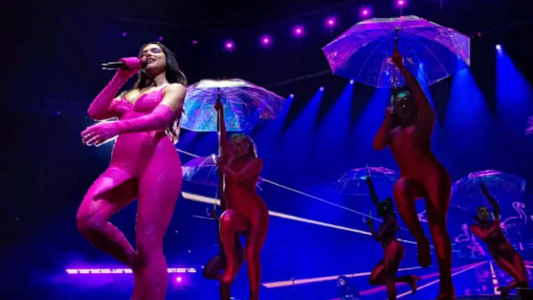 Not everything went well, Dua Lipa crashes on stage during performance in Milan (Images)