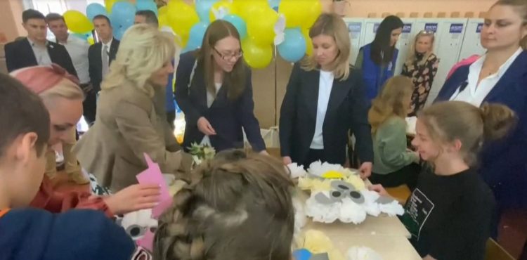 The first lady of the USA in Kiev, meets Mrs. Zelensky / U2 bond gives the concert of “freedom” in the subway
