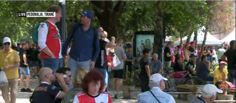 Albanian family ‘dare’ with the flag of Rome among Feyenoord fans, but the party does not stop