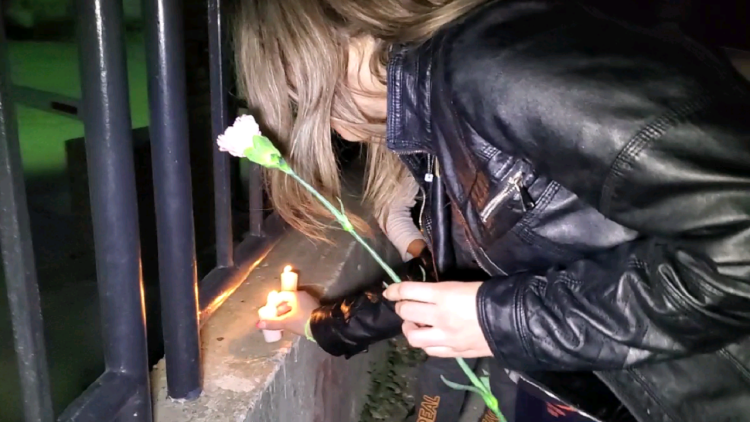 “Justice for Ilvin” / Citizens of Kavaja light candles and place flowers near the police station where the 31-year-old died