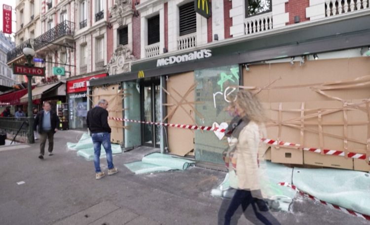 Cleaning begins in Paris and Istanbul after May 1 protests for workers’ rights (photos)