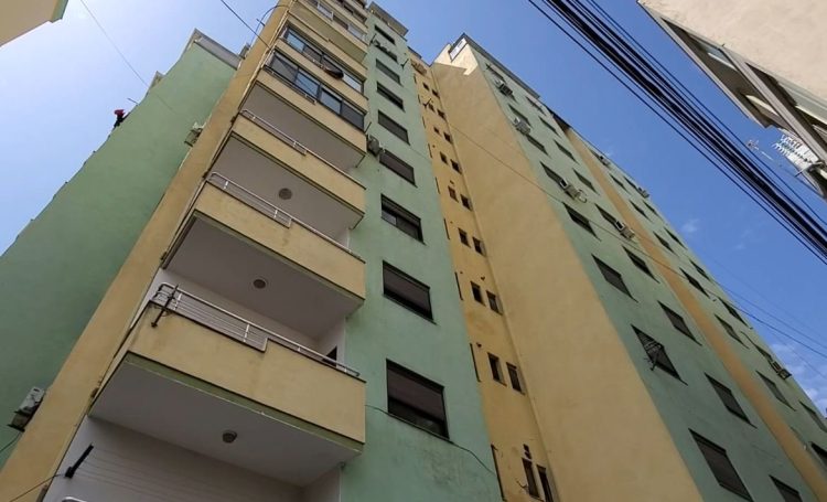 The palace will collapse in Durrës, the residents are looking for a solution! Municipality: The building is still tilted