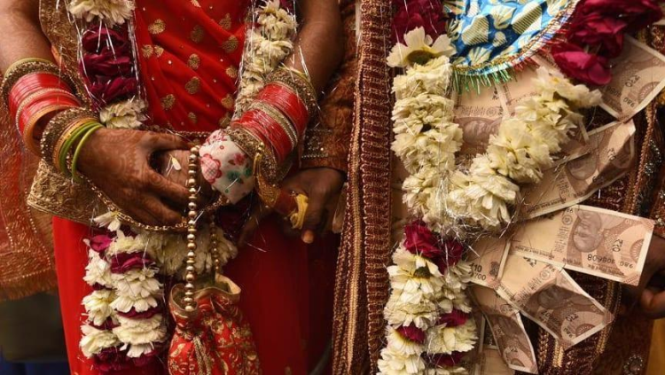 Sisters mistakenly marry the wrong grooms during power outage, at wedding in India (photos)