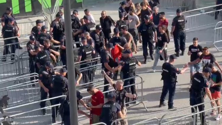 The entrance of the fans in “Air Albania” starts, here is how they are controlled by the police (Images)