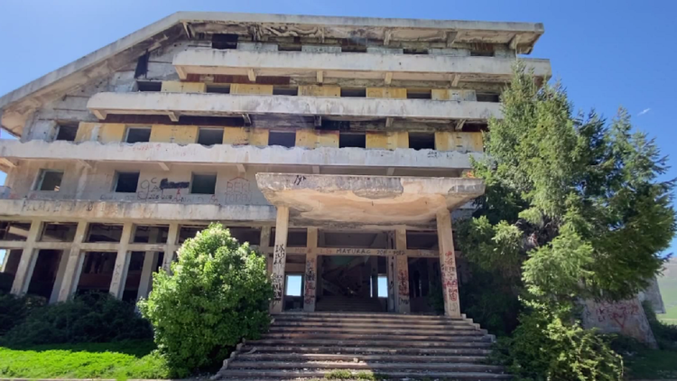 Former ruined tourism of Kukës / Abandoned building since 1996