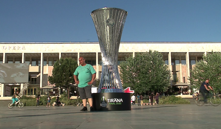 The final cup is exhibited in “Skënderbej” square / The real cup comes on Tuesday