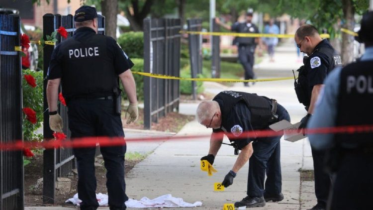 In the quarrel with the ex-husband over custody, the mother kills the two children and then herself