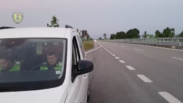 Racing in the Fier Bypass, intelligent cars track drivers who break the rules
