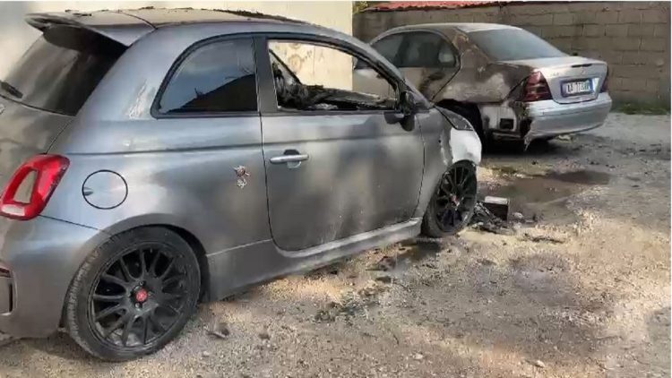 Two cars burn during the night in Vlora, suspected of deliberate arson