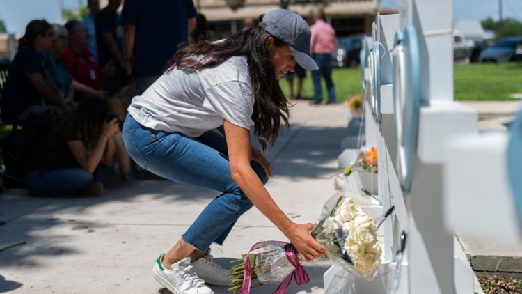 After the Texas elementary school massacre, Meghan Markle laid flowers at the victims’ memorial