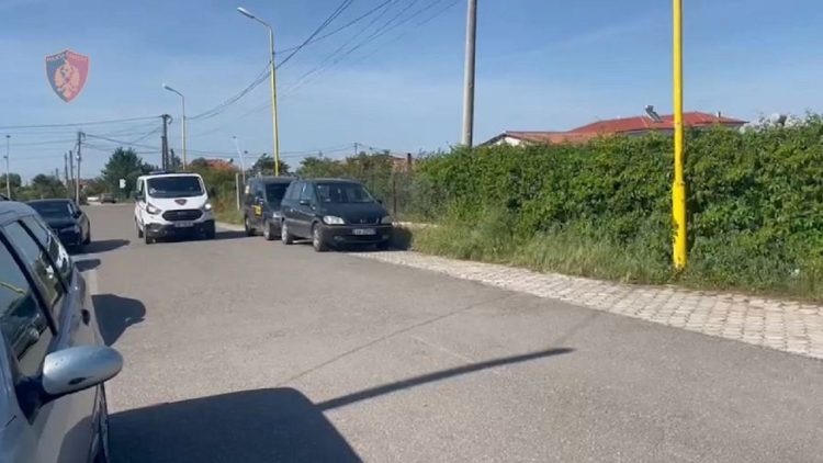 Cars burned in Divjaka, the moment of the capture of two people