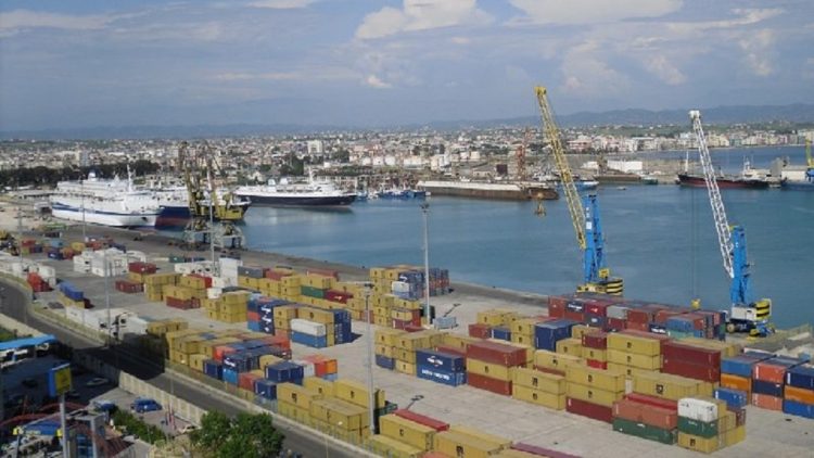 Traffickers ‘give up’ bananas, drugs inside the coal in the Port of Durres