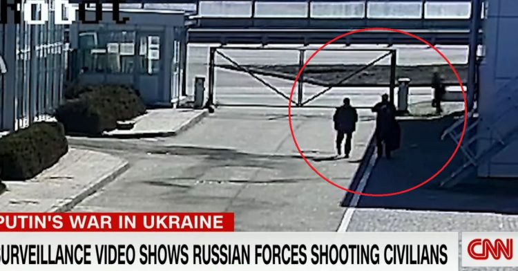 Footage emerges when Russians kill two civilians behind their backs, CNN: The video is real!