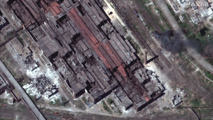 The bombing of the Azovstal steel plant continues, as well as the talks for the evacuation of the injured