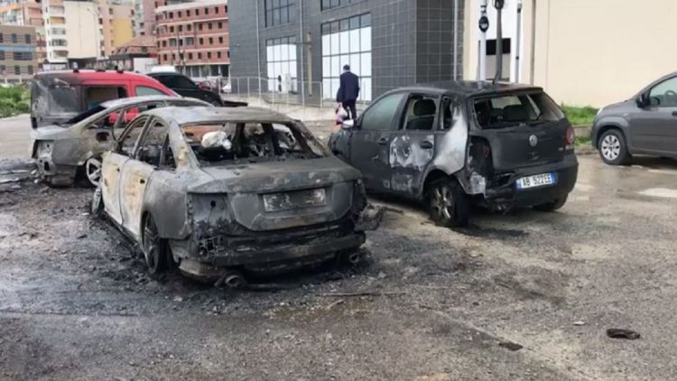 Four cars burn at night in Shkodra / Suspected of deliberate arson