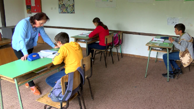 School with four students / Three brothers and one sister, the only ones studying in Goden, Gjakova