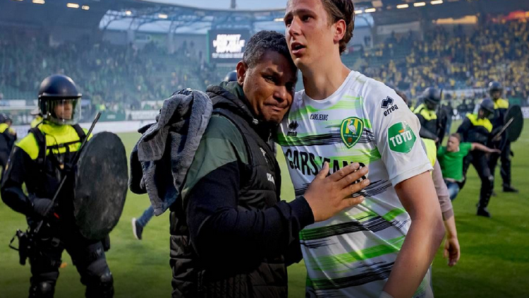 Den Haag fans erupt in violence, police release dogs (Images)