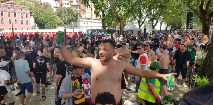 The Dutch challenge the scorching temperatures, drink beers, dance and sing in Tirana